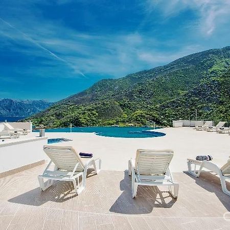 Luxury 1 Bedroom Apartment With Cozy Garden D2-2 In Morinj Kotor Exterior photo